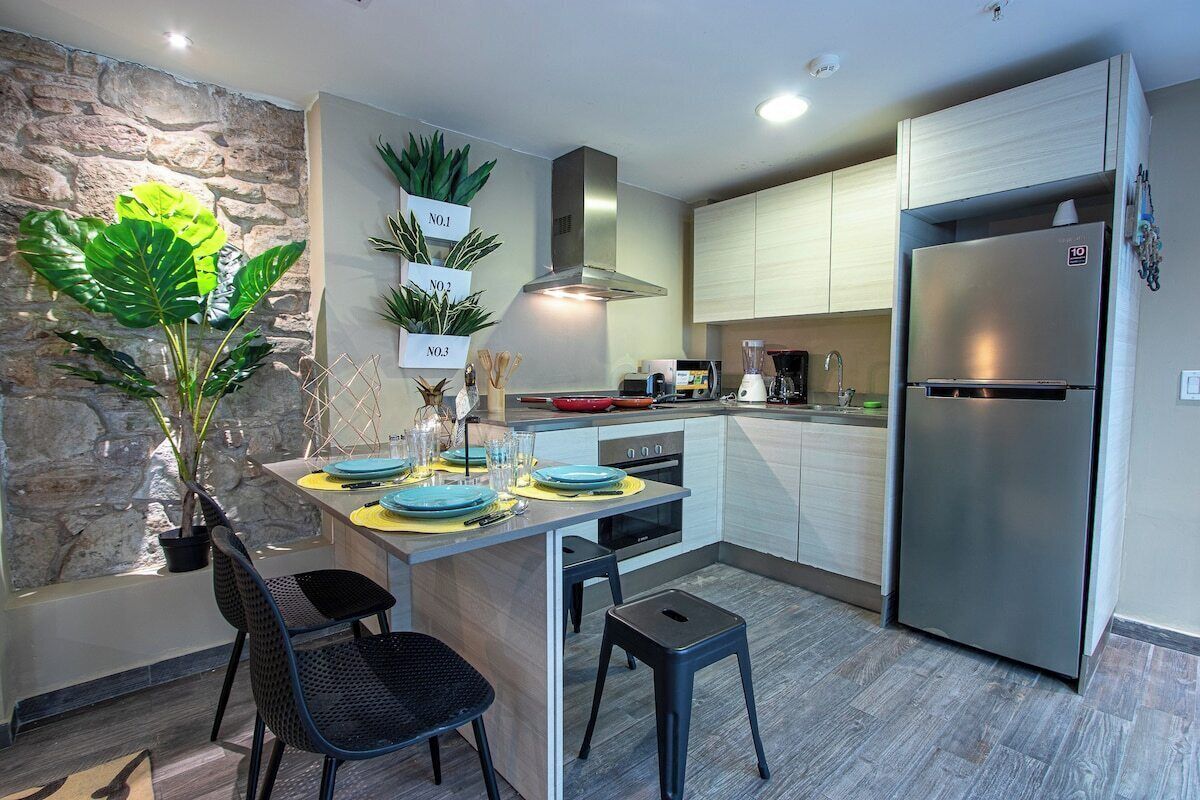 Réfrigérateur, micro-ondes, cafetière/bouilloire, bouilloire électrique