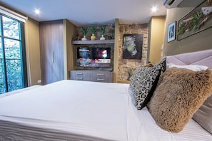 Tabla de planchar con plancha, wifi gratis y ropa de cama