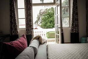 خزنة داخل الغرفة ومكواة/لوح كي وواي فاي مجانًا وملاءات أسرّة