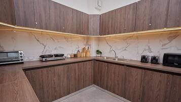 Fridge, microwave, oven, coffee/tea maker