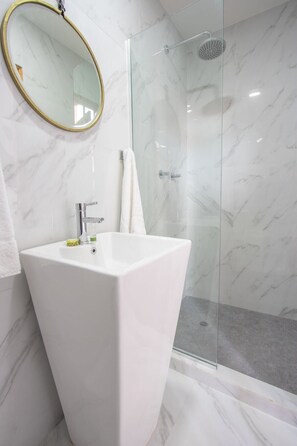 Shower, hair dryer, towels - Private Room Design with Pool and Rooftop, A10 (Ciudad de Panamá)