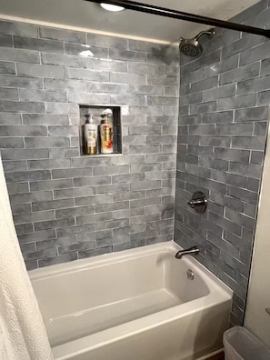 Ensemble douche/baignoire, sĂšche-cheveux, serviettes fournies, savon