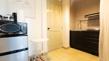 Fridge, microwave, coffee/tea maker, electric kettle