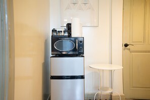 Unclassified image, 3 of 21, button