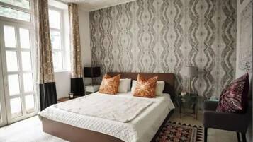 Een strijkplank/strijkijzer, gratis wifi, beddengoed