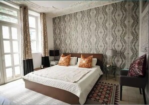 Tabla de planchar con plancha, wifi gratis y ropa de cama