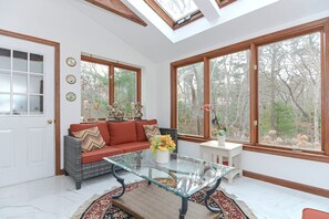 Smart-TV, Kamin, Stereoanlage