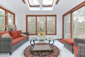 Smart TV, fireplace, stereo