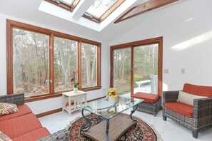 Smart-TV, Kamin, Stereoanlage