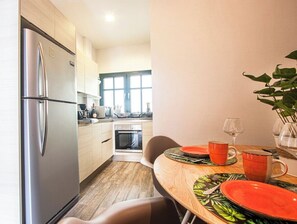 Refrigerador, microondas, cafetera y tetera y tetera eléctrica
