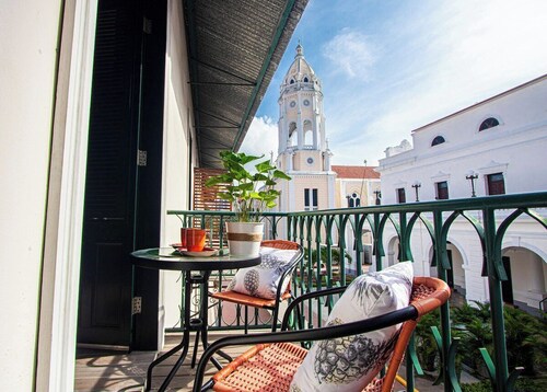 PISCINA Tres habitaciones con vistas al Teatro D4