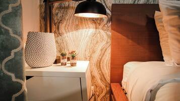 Tabla de planchar con plancha, wifi gratis y ropa de cama