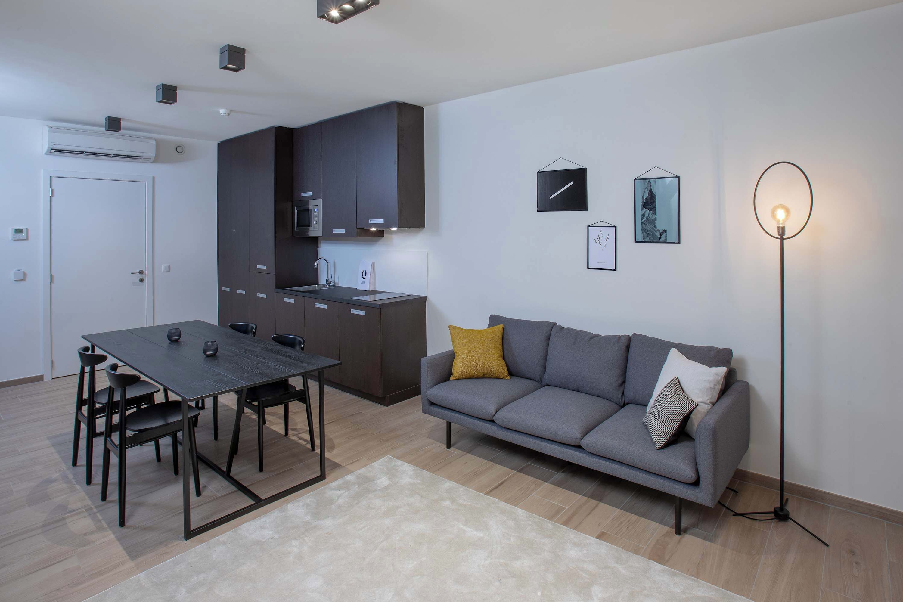 Comfort studio | Individueel gedecoreerd, individueel gemeubileerd, een bureau
