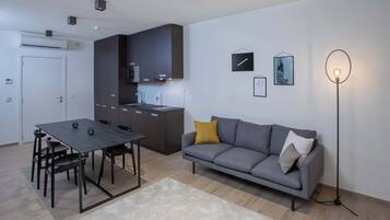 Comfort studio | Individueel gedecoreerd, individueel gemeubileerd, een bureau