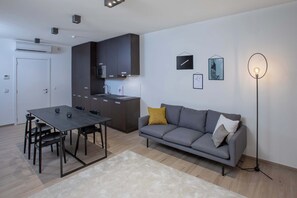 Comfort Studio | Individually decorated, individually furnished, desk, laptop workspace - Q-Stay (Antwerp)