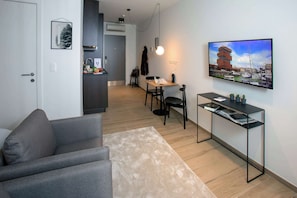 Deluxe Studio Suite | Individually decorated, individually furnished, desk, laptop workspace