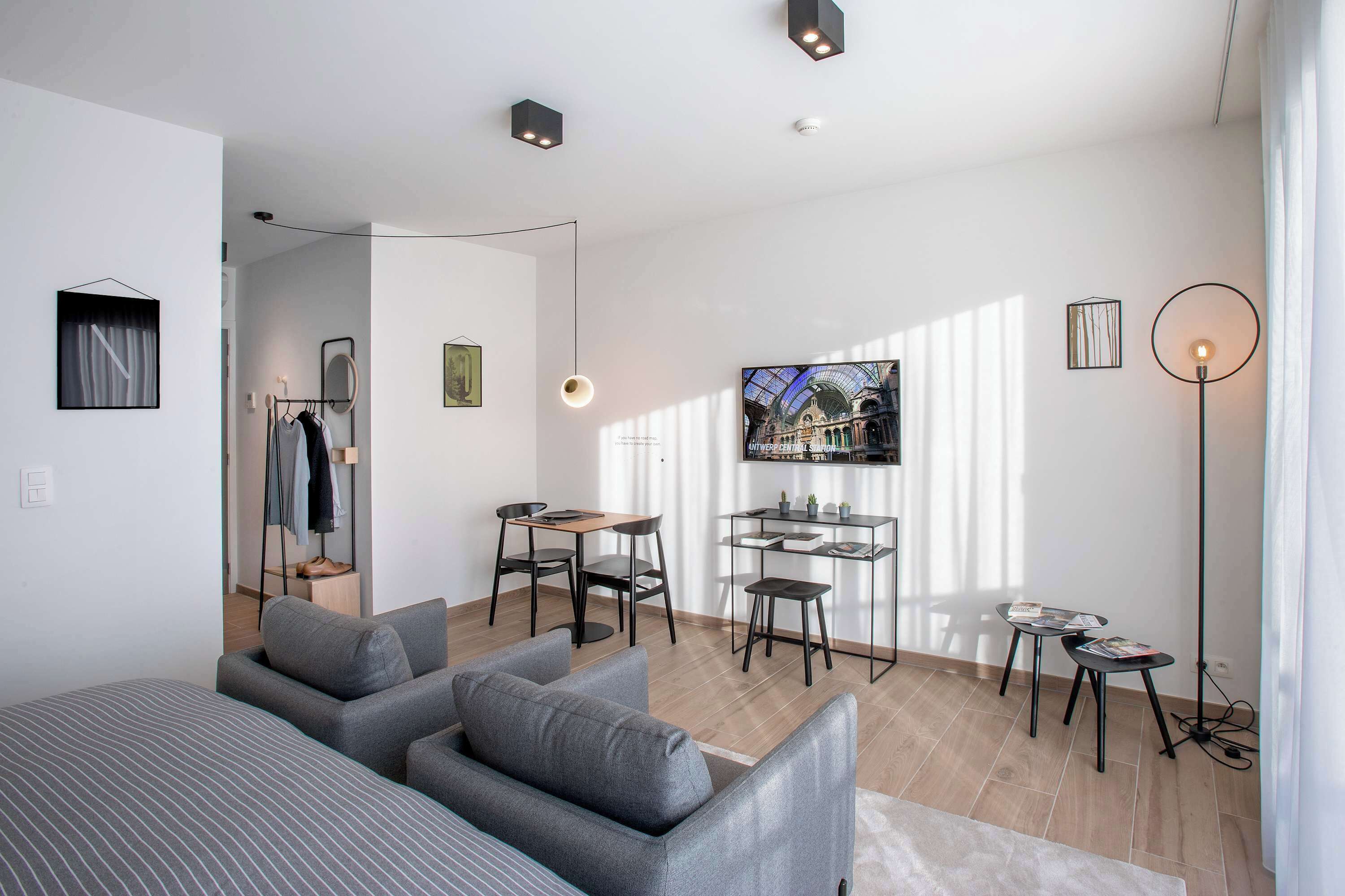 Deluxe Studio Suite | Individually decorated, individually furnished, desk, laptop workspace