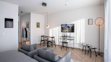 Deluxe Studio Suite | Individually decorated, individually furnished, desk, laptop workspace