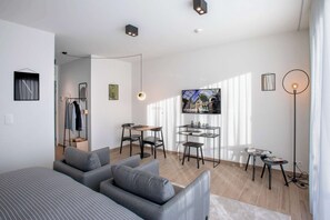 Deluxe Studio Suite | Individually decorated, individually furnished, desk, laptop workspace
