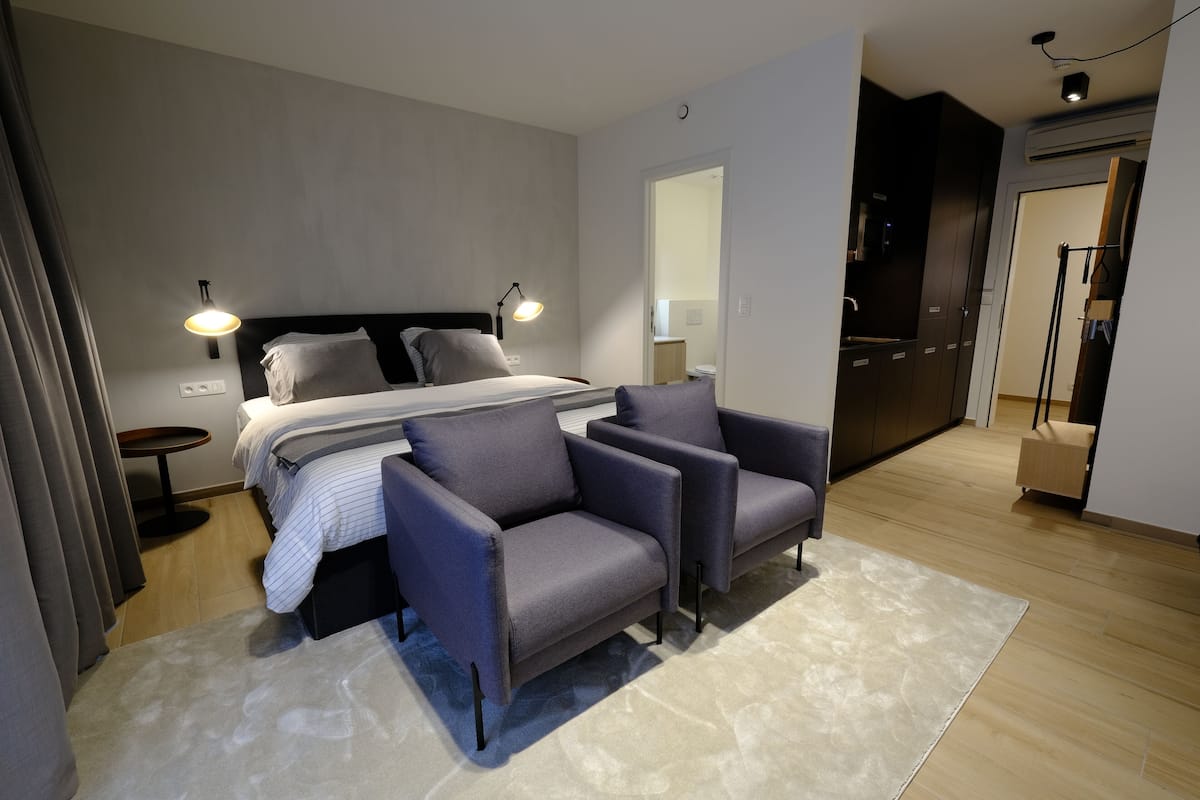 Deluxe studio suite | Een kluis op de kamer, individueel gedecoreerd, individueel gemeubileerd