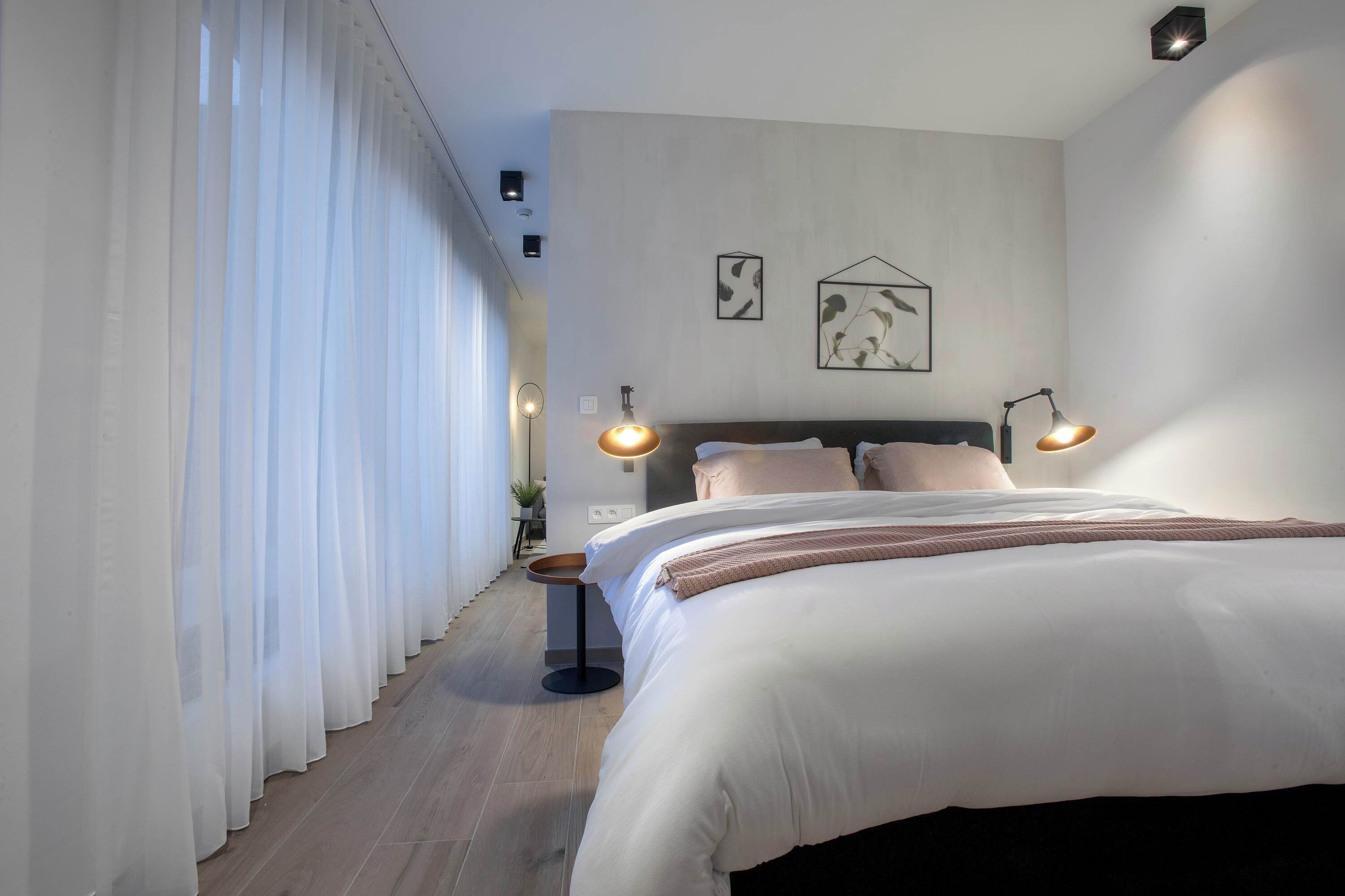 Panorama studio suite | Individueel gedecoreerd, individueel gemeubileerd, een bureau