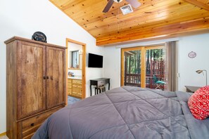 3 bedrooms, desk, iron/ironing board, travel cot - Wild Horse Retreat-  Pinetop Family Getaway w/Outdoor Firepit & Trampoline! (Pinetop)