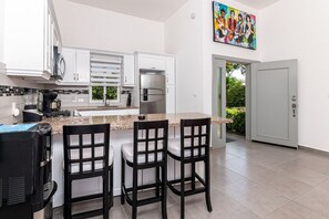 Refrigerador, utensilios de cocina y comedor 