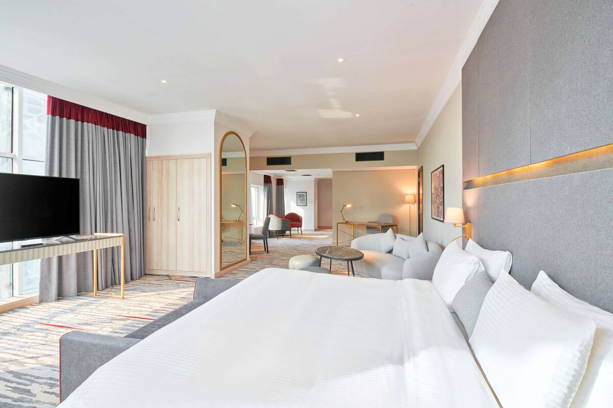 Minibar, in-room safe, iron/ironing board, WiFi (free)