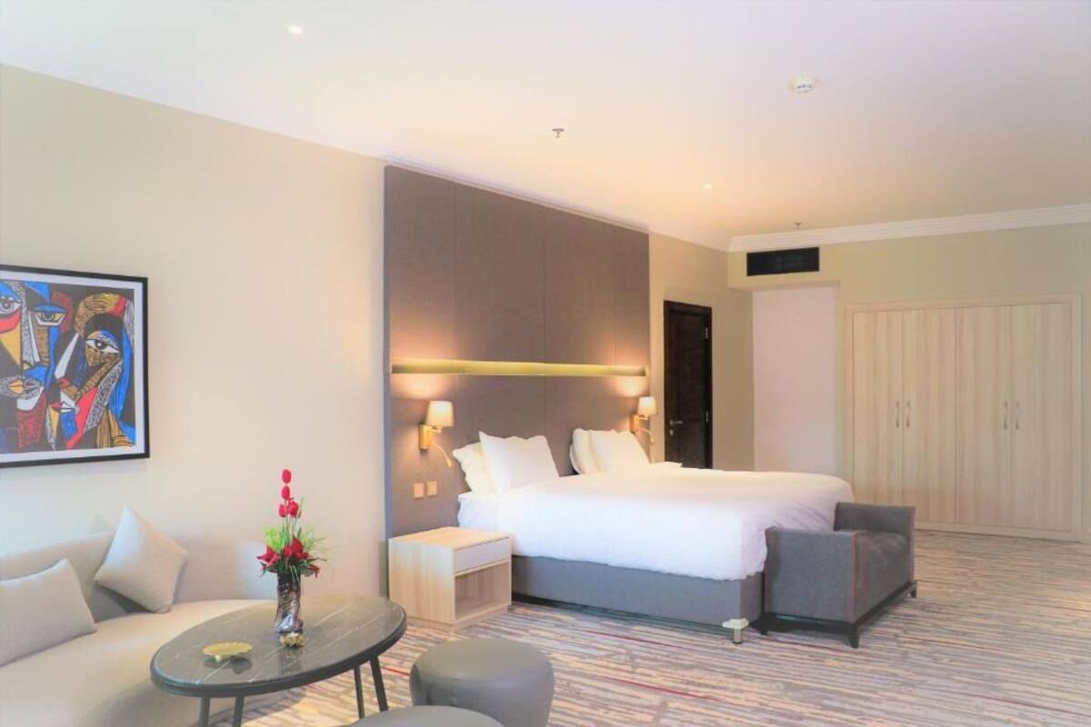 Minibar, in-room safe, iron/ironing board, WiFi (free)