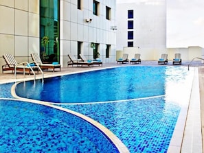 Piscine extérieure, chaises longues