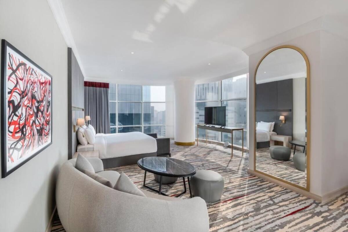 Room, 1 King Bed, Non Smoking (Chic) | Minibar, in-room safe, iron/ironing board, WiFi (free)