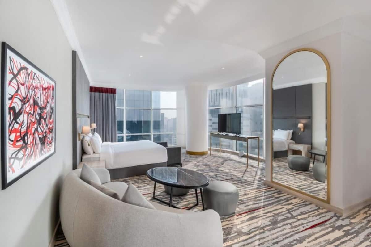 Room, 1 King Bed, Non Smoking (Chic) | Minibar, in-room safe, iron/ironing board, free WiFi