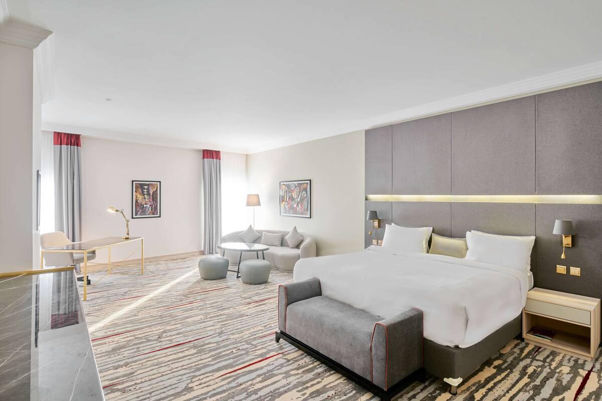 Minibar, in-room safe, iron/ironing board, WiFi (free)