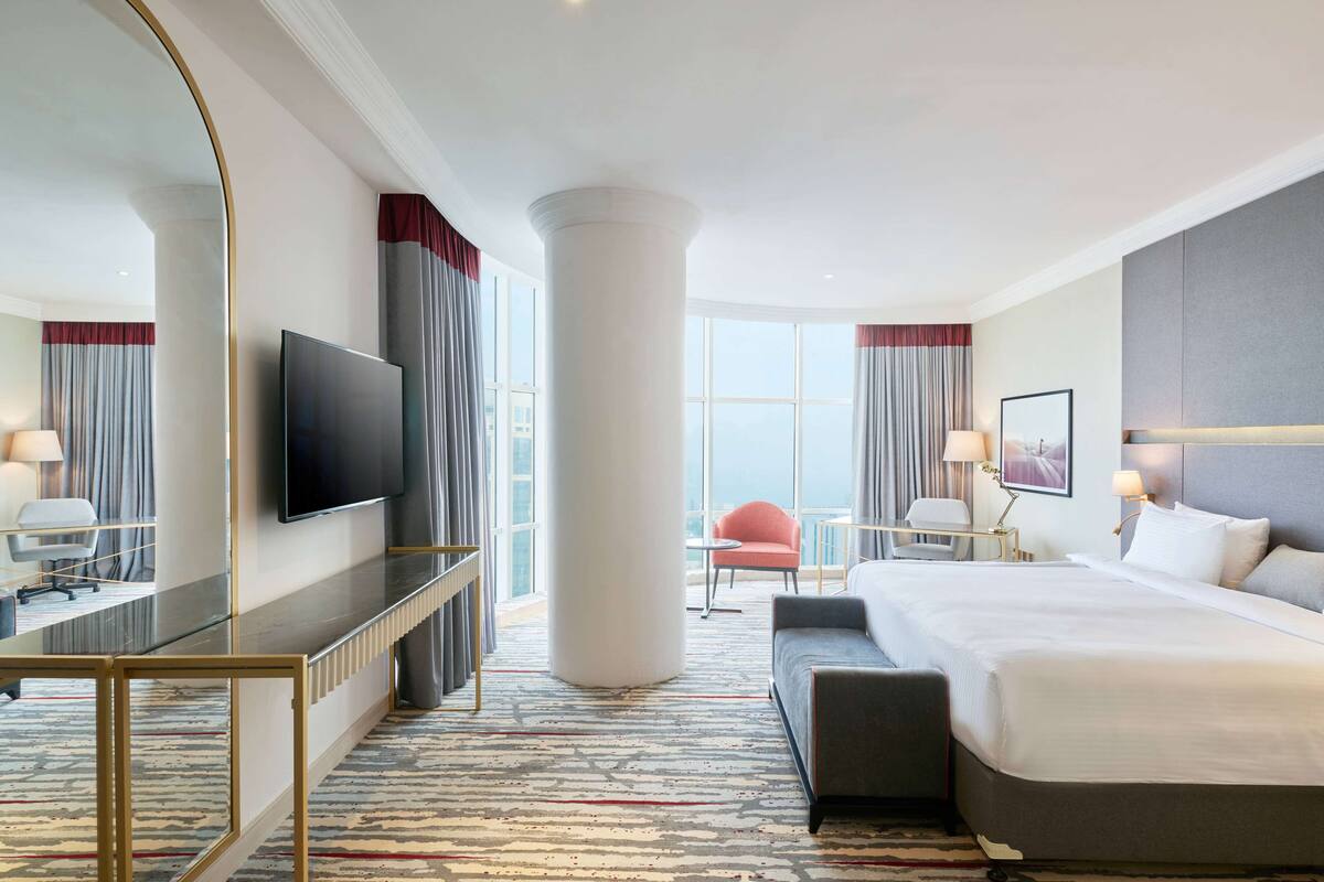 Minibar, in-room safe, iron/ironing board, WiFi (free)