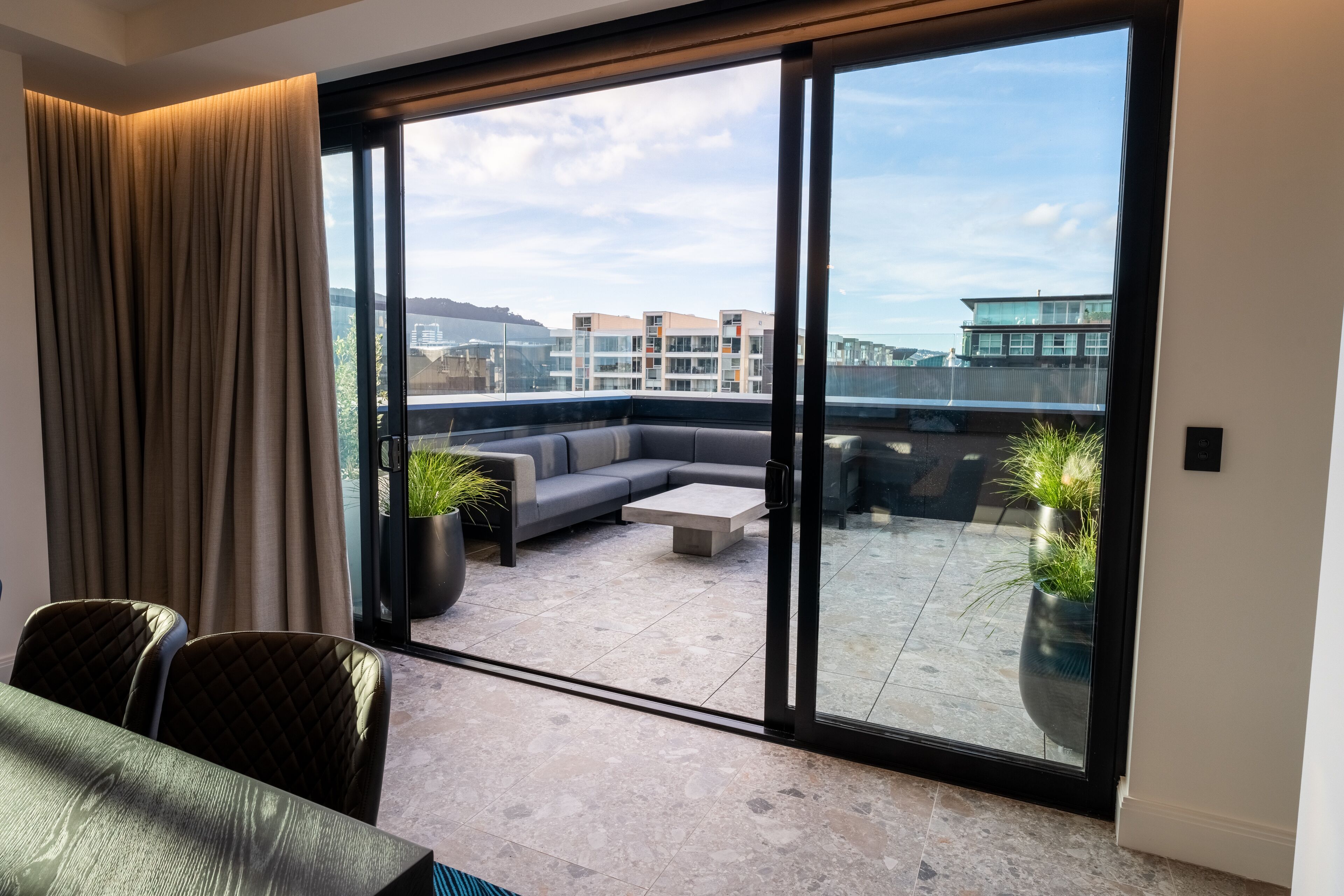 Ático de lujo, vistas a la ciudad (4 King Beds) | Escritorio, espacio para trabajar con un portátil, cortinas opacas