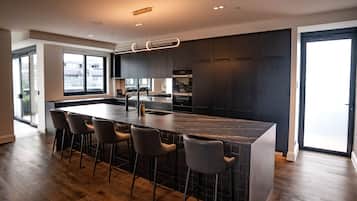 Cobertura superluxo, vista para a cidade (4 King Beds) | Cozinha privada | Cafeteira/chaleira, chaleira elétrica