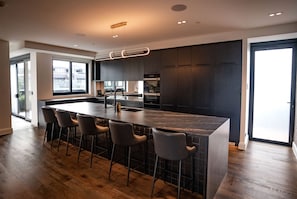 Luxury Penthouse, City View (4 King Beds) | Private kitchen