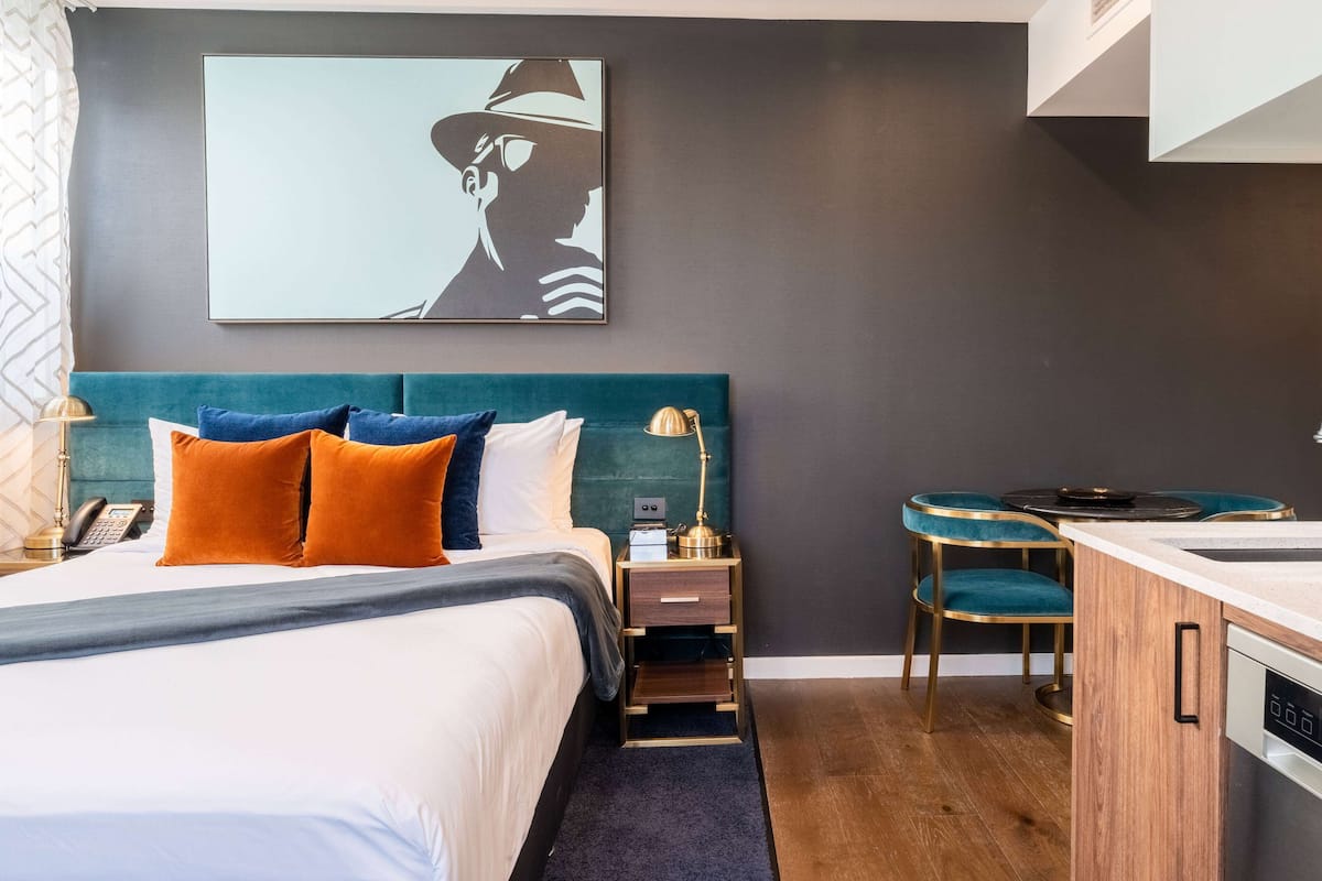 Studio, 1 queensize bed | Een bureau, een laptopwerkplek, verduisterende gordijnen