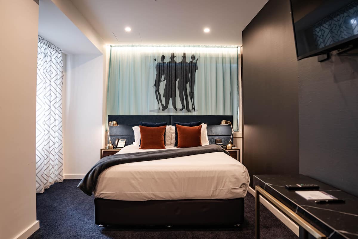 Kamer, 1 queensize bed | Een bureau, een laptopwerkplek, verduisterende gordijnen