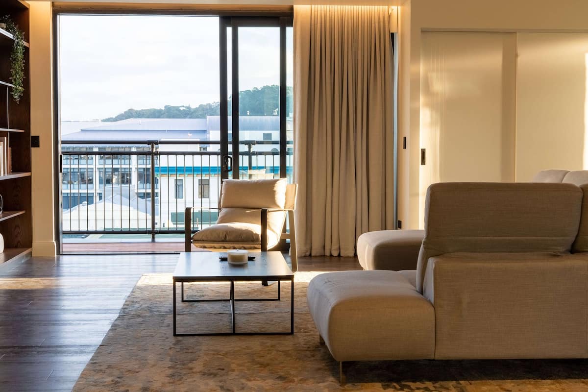 Luxe penthouse, uitzicht op stad (4 King Beds) | Een bureau, een laptopwerkplek, verduisterende gordijnen