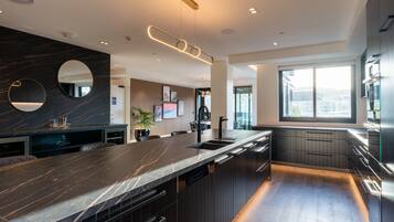 Luxe penthouse, uitzicht op stad (4 King Beds) | Privékeuken | Een koffiezetapparaat/waterkoker, een waterkoker