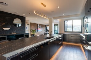 Luxury Penthouse, City View (4 King Beds) | Private kitchen | Coffee/tea maker, electric kettle, eco-friendly cleaning products - TRYP by Wyndham Wellington, Tory Street (Wellington)
