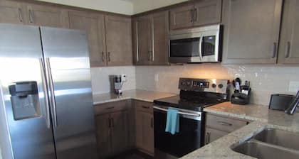 Cheerful 2-Bedroom Townhouse with Pool