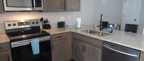 Kühlschrank, Mikrowelle, Herdplatte, Geschirrspüler