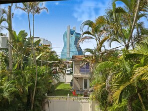 Un edificio moderno con fachada curva, rodeado de exuberante vegetación tropical.