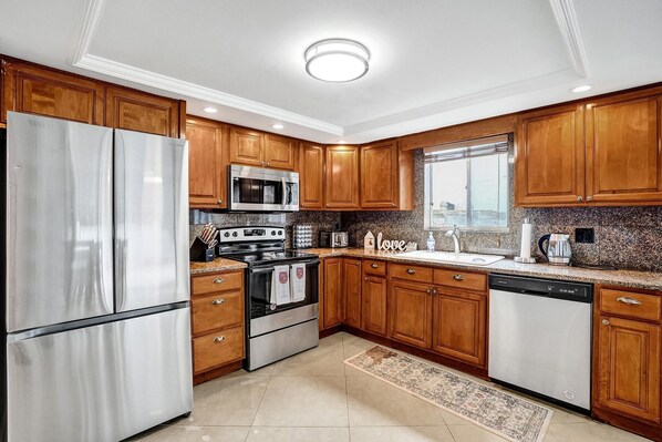 冷蔵庫、電子レンジ、オーブン、コンロ