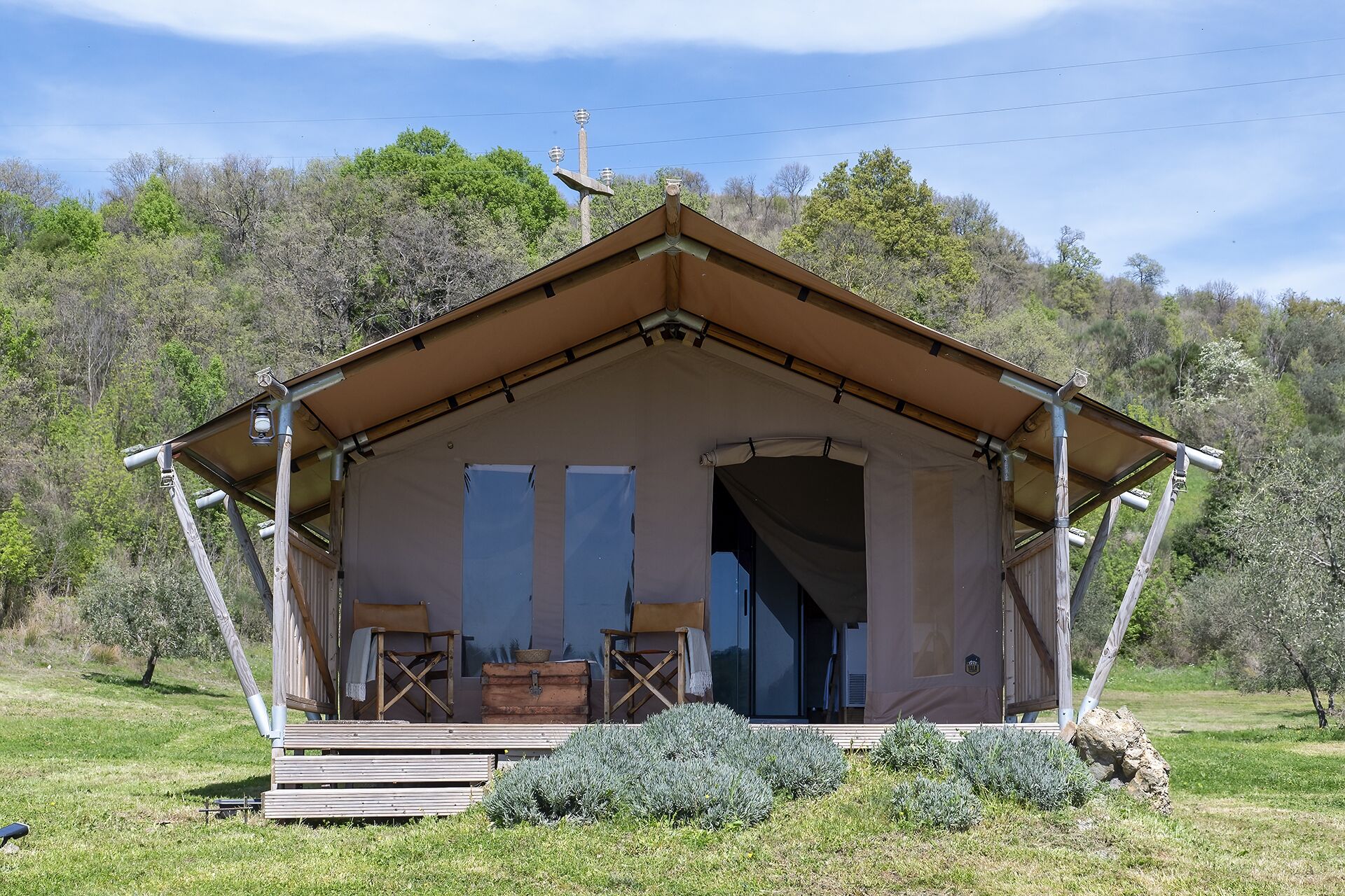 Eingang des Lodge Comet, wo Luxus und Natur in perfektem Einklang stehen. Die Holzterrasse, edle Materialien und klare Linien schaffen einen exklusiven Empfang mitten im Grünen. Ein stilvoller Rückzugsort, der Ruhe, Komfort und tiefe Naturverbundenheit vereint.