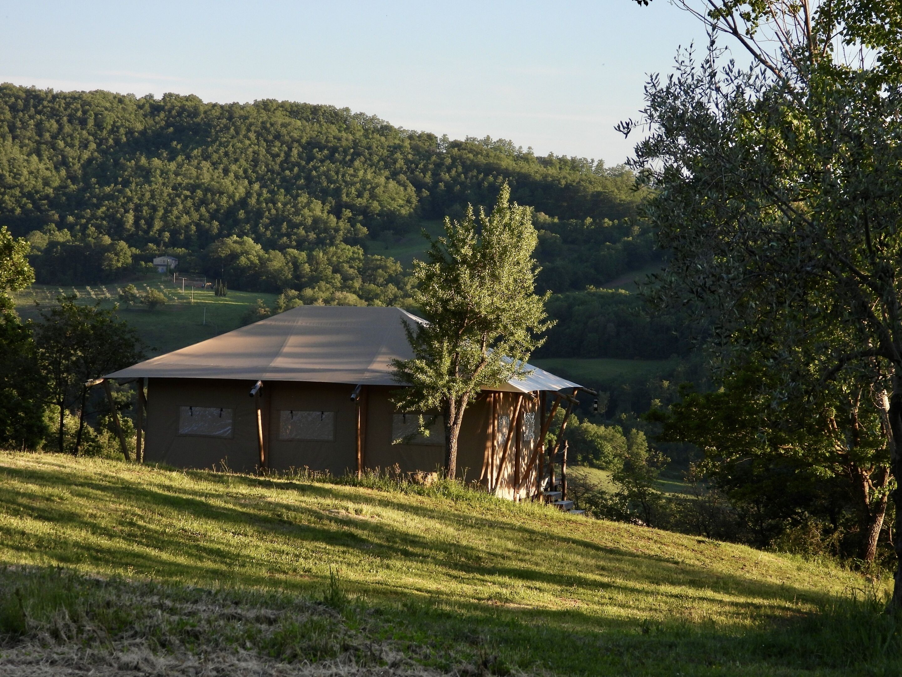 Luxury Lodge auf einem sanften Hügel mit Blick auf grüne Täler und unberührte Wälder. Umgeben von Stille und weiten Panoramen bietet sie einen abgeschiedenen Rückzugsort inmitten der Natur. Harmonisch in die Landschaft eingebettet, vereint dieses exklusive Glamping-Erlebnis Privatsphäre, Eleganz und eine tiefe Verbundenheit mit der Wildnis.