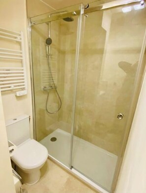 Shower, hair dryer, towels, soap - Loft in the heart of the marsh (Paris)