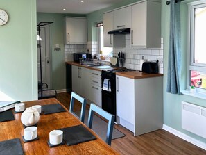 Fridge, microwave, oven, stovetop - Peaceful, streamside, detached bungalow - close attractions, walks & beaches (Liskeard)